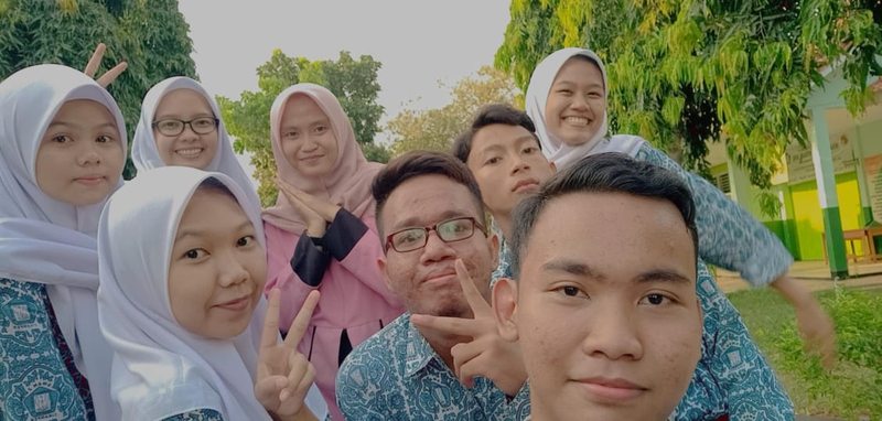 Group photo with the English Community