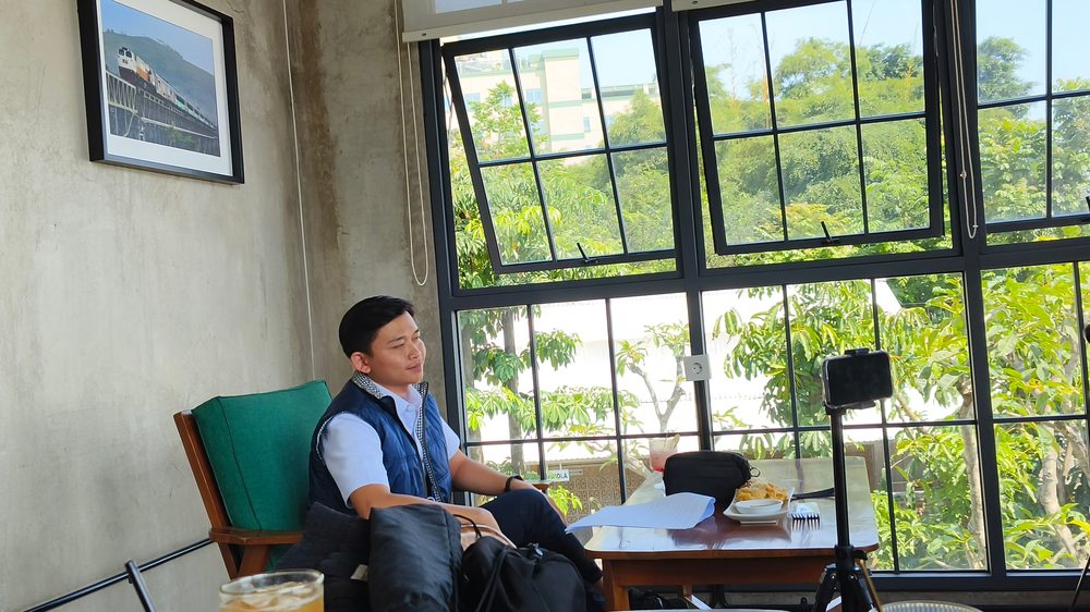 Behind the scenes of the documentary Tumbuh dalam Timeline