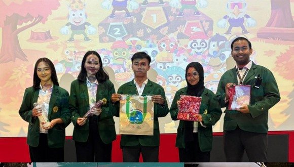 Students holding gifts at PT Ajinomoto Indonesia