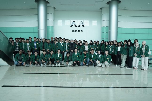 Group photo in the PT Mandom Indonesia lobby