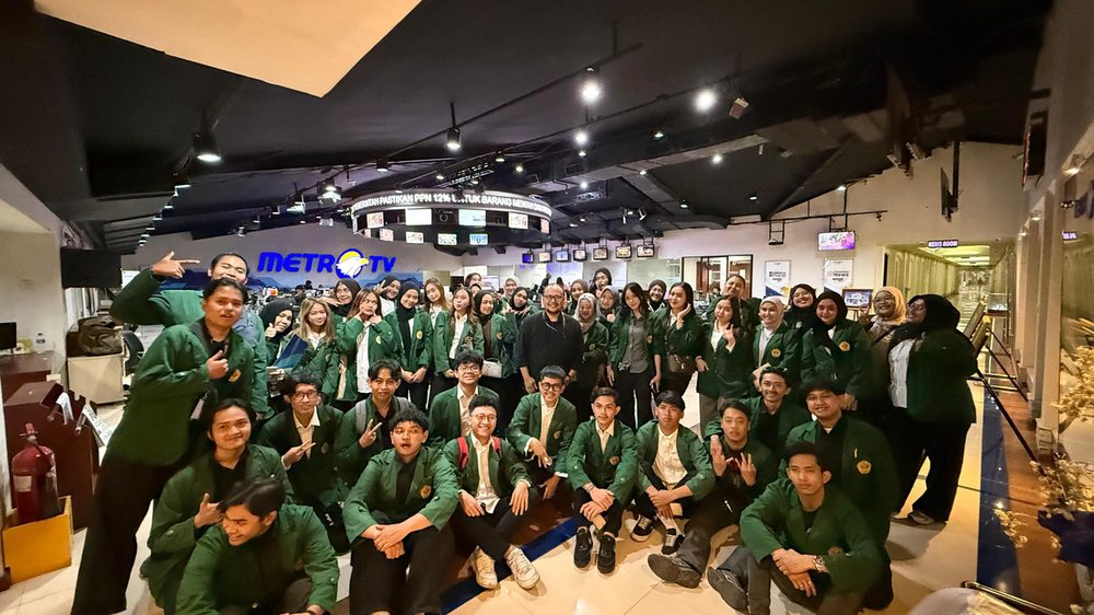 Group photo at the Metro TV newsroom
