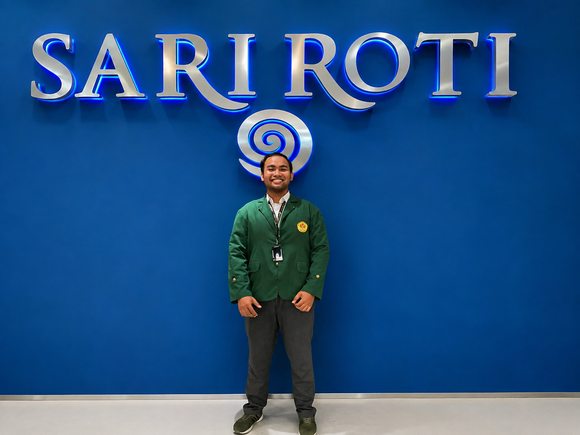 Dimas in front of the Sari Roti sign